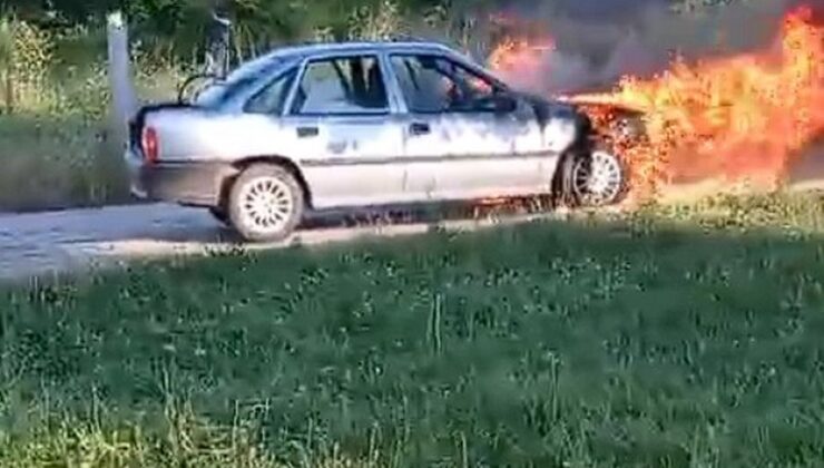 Seyir halindeki otomobil alev alev yandı