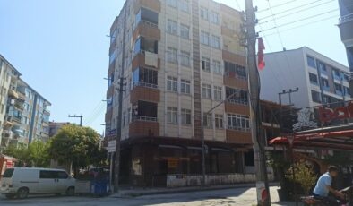 Tutuşan piknik tüpünü 4. kattan aşağı attı