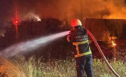 Geri dönüşüm fabrikasında çıkan yangın 2 saatte söndürüldü