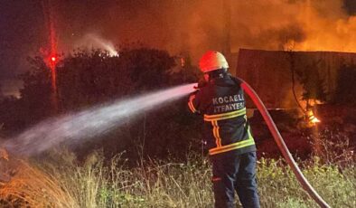 Geri dönüşüm fabrikasında çıkan yangın 2 saatte söndürüldü