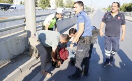 Köprüye çıkıp kendini jiletleyen şahsı polis etkisiz hale getirdi