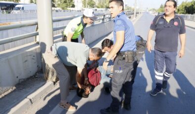 Köprüye çıkıp kendini jiletleyen şahsı polis etkisiz hale getirdi