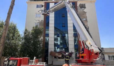 Depremde hasar gören Kur’an kursu binasında yangın paniği