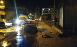 Kontrolden çıkan otomobil zabıta kulübesine daldı