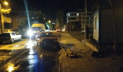 Kontrolden çıkan otomobil zabıta kulübesine daldı