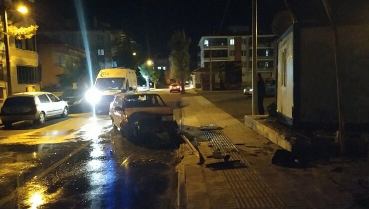 Kontrolden çıkan otomobil zabıta kulübesine daldı