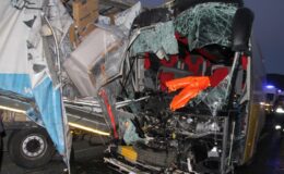 Elazığ’da yolcu otobüsü ile tır çarpıştı: 1 ölü, 32 yaralı
