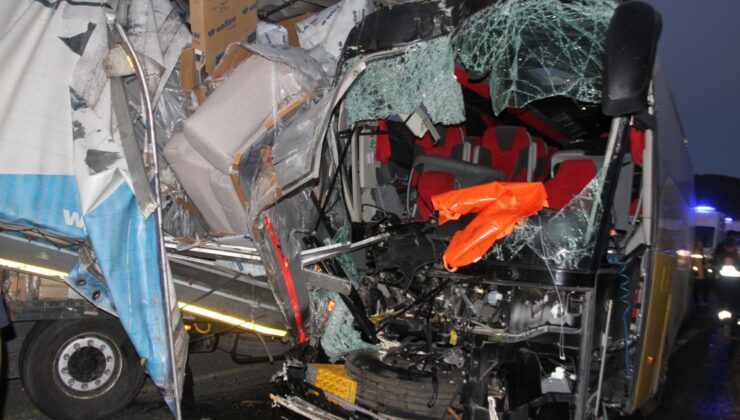 Elazığ’da yolcu otobüsü ile tır çarpıştı: 1 ölü, 32 yaralı