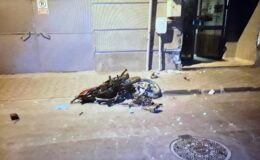 Duvara çarparak ikiye bölünen motosikletin sürücüsü yaralandı