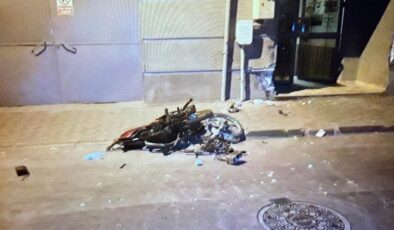Duvara çarparak ikiye bölünen motosikletin sürücüsü yaralandı