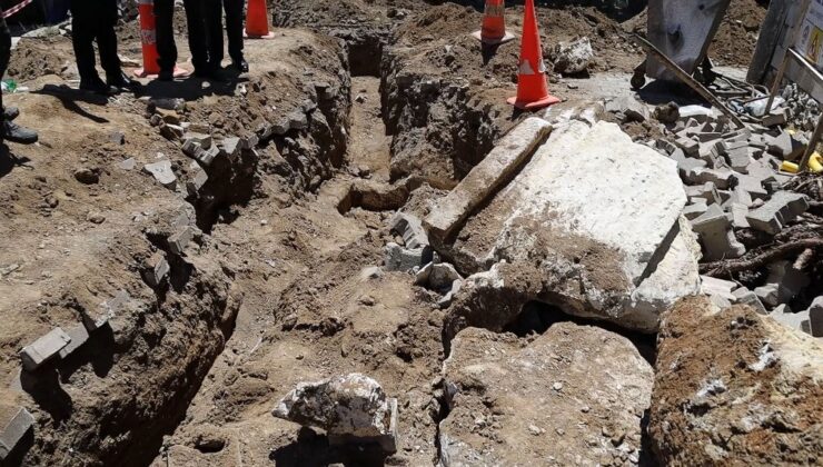 Doğal gaz kazısı yapan kepçenin bıçağına lahit takıldı