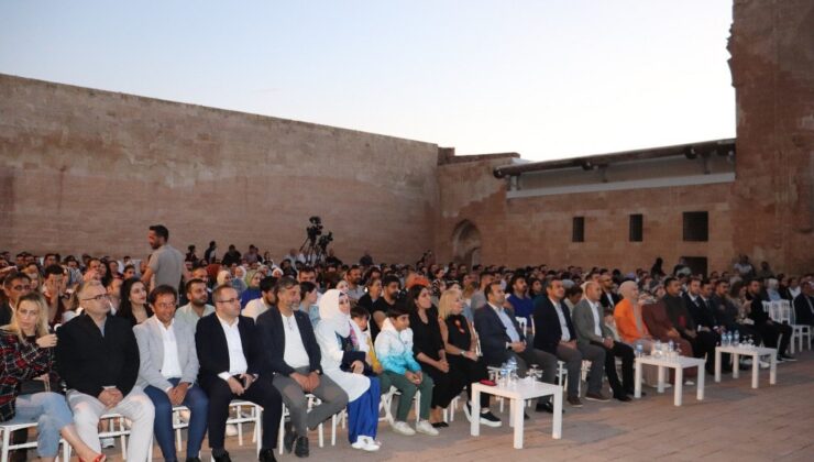 İshak Paşa Sarayı’nda binlerce kişi “Senforock” konseri ile kendinden geçti
