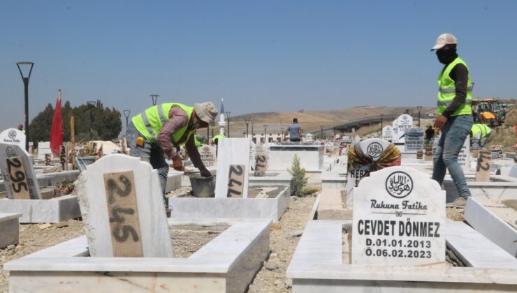 Deprem mezarlığında 100 kabirde kimlik belirleme çalışması sürüyor
