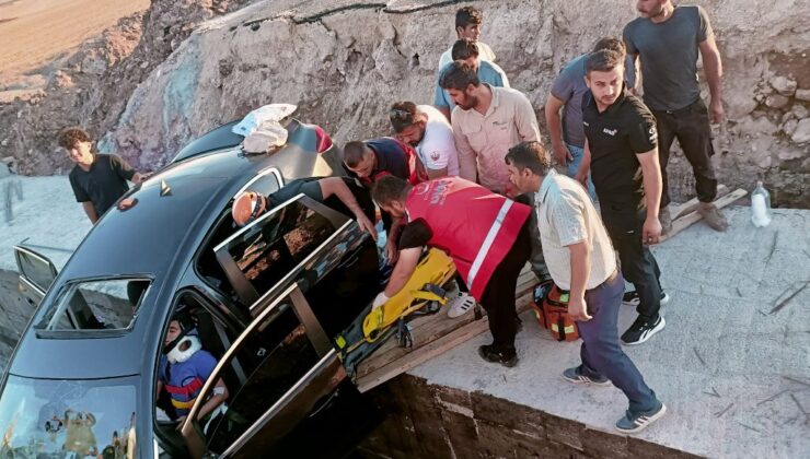 Siirt’te otomobil yolda çukura düştü: 1 ölü, 5 yaralı