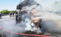 Saman yüklü kamyonet alevlere teslim oldu