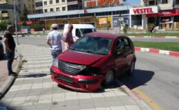 Kontrolden çıkan araç refüje çarptı