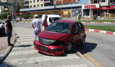 Kontrolden çıkan araç refüje çarptı