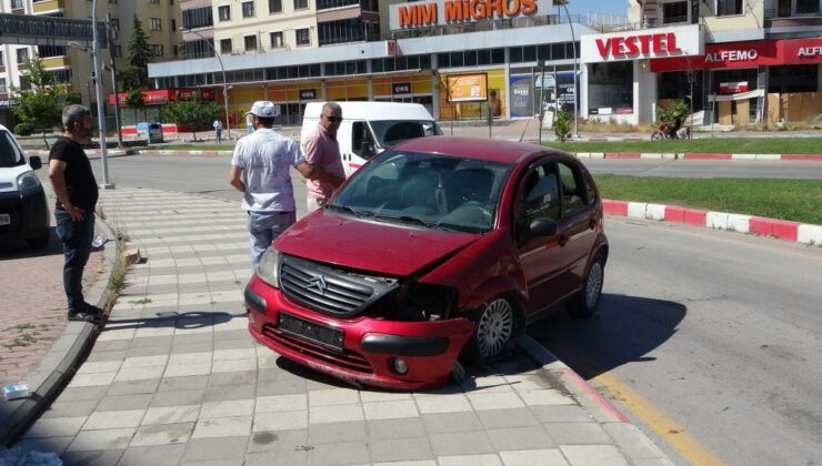 Kontrolden çıkan araç refüje çarptı