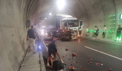 Assos Tüneli içinde traktöre arkadan çarpan kamyonun kaza anına ait görüntüleri ortaya çıktı