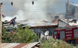 Sarıkamış’ta bir ev yanarak kül oldu