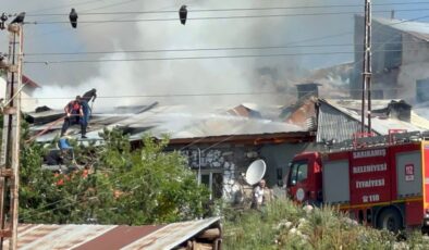 Sarıkamış’ta bir ev yanarak kül oldu