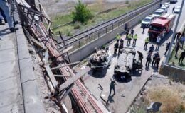 Erzurum’da iki araç köprüden uçtu, can pazarı yaşandı