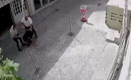 Sokağı ringe çevirdi, yakaladığı hırsızlık şüphelisini yerden yere vurdu