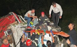 Eşya yüklü kamyon dere yatağına uçtu, ekipler seferber oldu