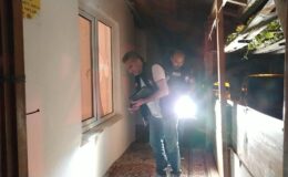Yaşlı kadının evine taşlı saldırı