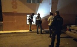 Evin camlarını kabza ile kırdılar havaya ateş edip kaçtılar