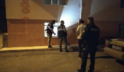 Evin camlarını kabza ile kırdılar havaya ateş edip kaçtılar