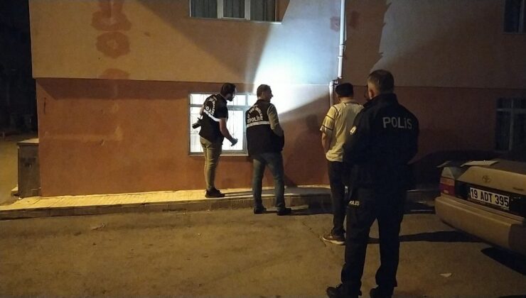 Evin camlarını kabza ile kırdılar havaya ateş edip kaçtılar