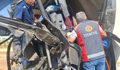 Mardin’de nakliyat kamyonu hafriyat tırına çarptı: 1 ölü, 2 yaralı