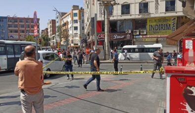 Cadde ortasında kurşun yağmuruna tutulan genç öldü