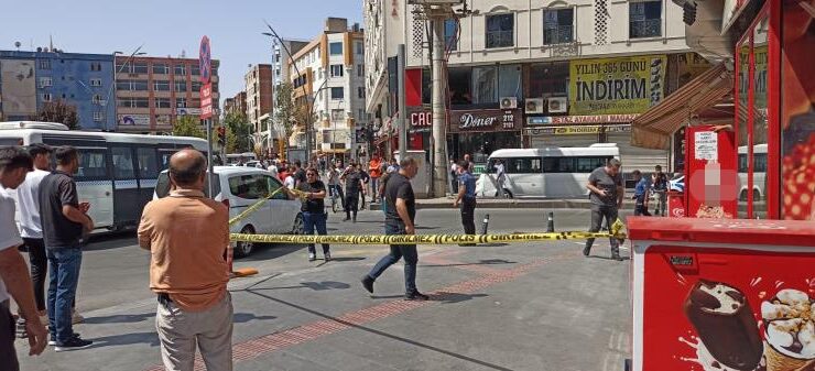 Cadde ortasında kurşun yağmuruna tutulan genç öldü