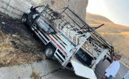 Siirt’te otomobil ile çarpışan kamyonet alev aldı