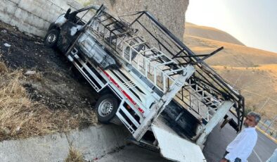 Siirt’te otomobil ile çarpışan kamyonet alev aldı