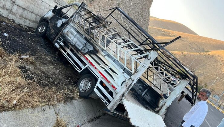 Siirt’te otomobil ile çarpışan kamyonet alev aldı