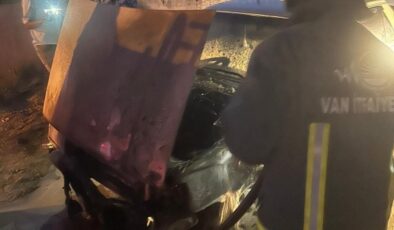 Alev alan otomobili itfaiye ekipleri söndürdü