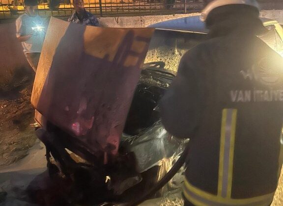 Alev alan otomobili itfaiye ekipleri söndürdü