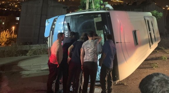 Halk otobüsü elektrik direğine çarptı