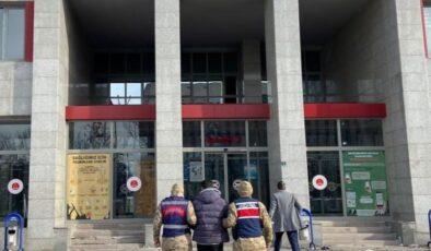 Aranan şahıslar jandarmadan kaçamadı