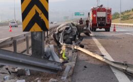 Bariyere saplanan otomobildeki 2 kişi öldü, 1 kişi yaralandı