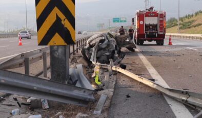 Bariyere saplanan otomobildeki 2 kişi öldü, 1 kişi yaralandı