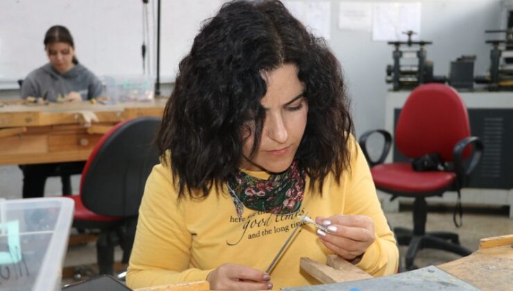 Batman’da gençlerden sanat harikası: Değerli taşlar takıya dönüşüyor