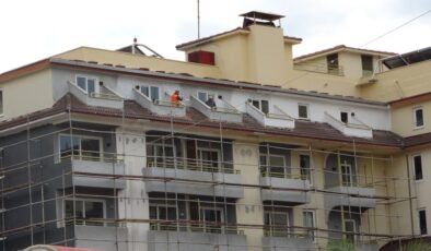 Çatıda tadilat yapan inşaat işçisi 21 metreden düşerek yaşamını yitirdi