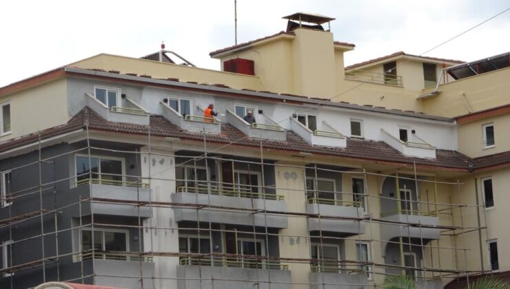 Çatıda tadilat yapan inşaat işçisi 21 metreden düşerek yaşamını yitirdi