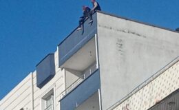Cizre’de iki arkadaş intihar etmek için çıktıkları binadan ikna edilerek indirildi