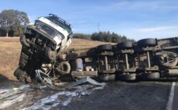 Devrilen kimyasal toz yüklü tır yolu kapattı
