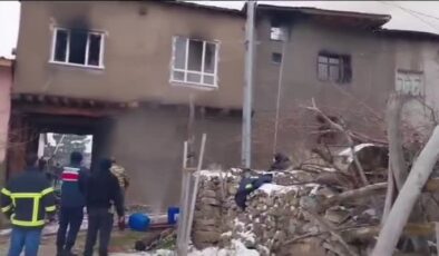 Divriği’de kül yangını 5 evi sardı